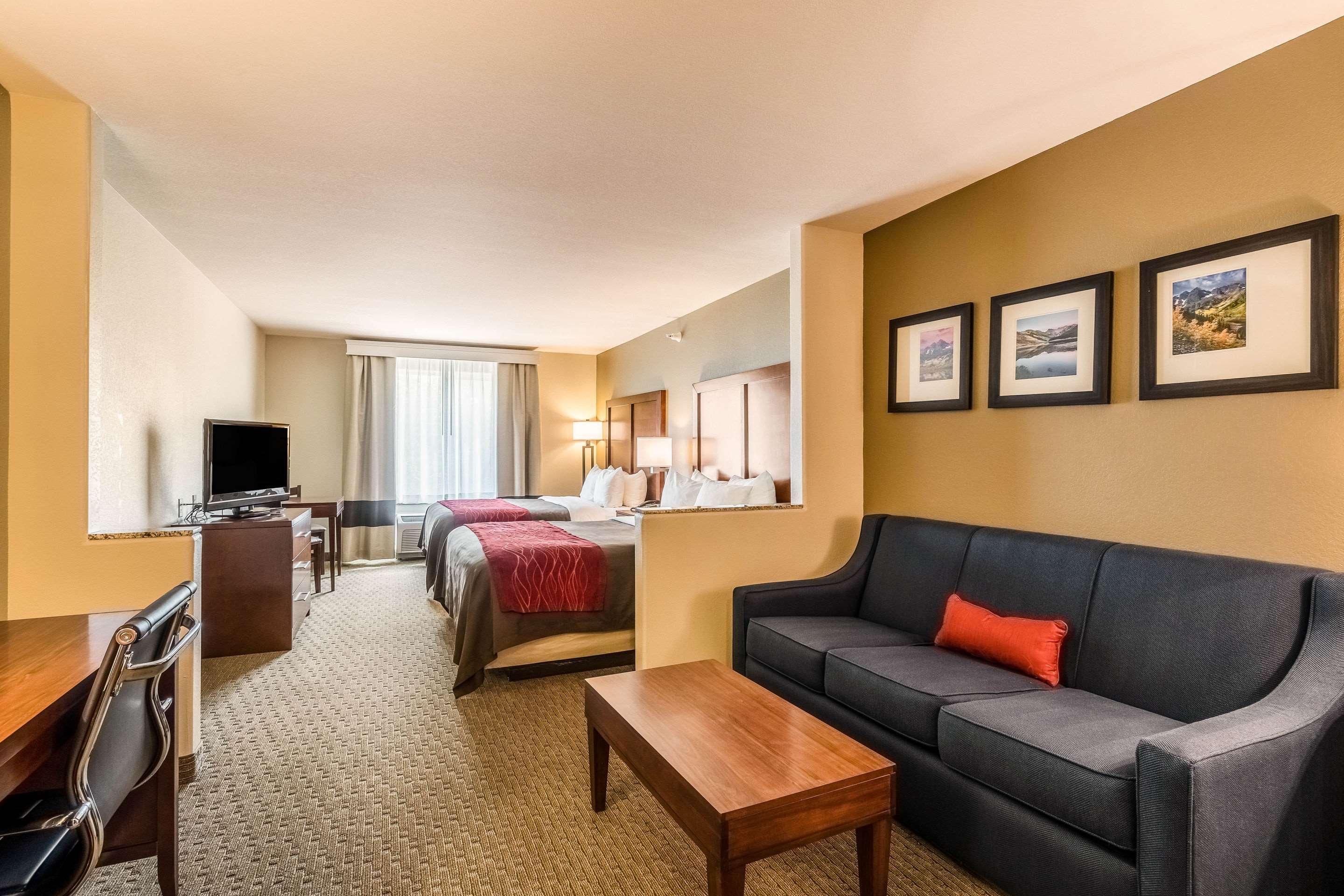 Comfort Inn & Suites Райфъл Екстериор снимка