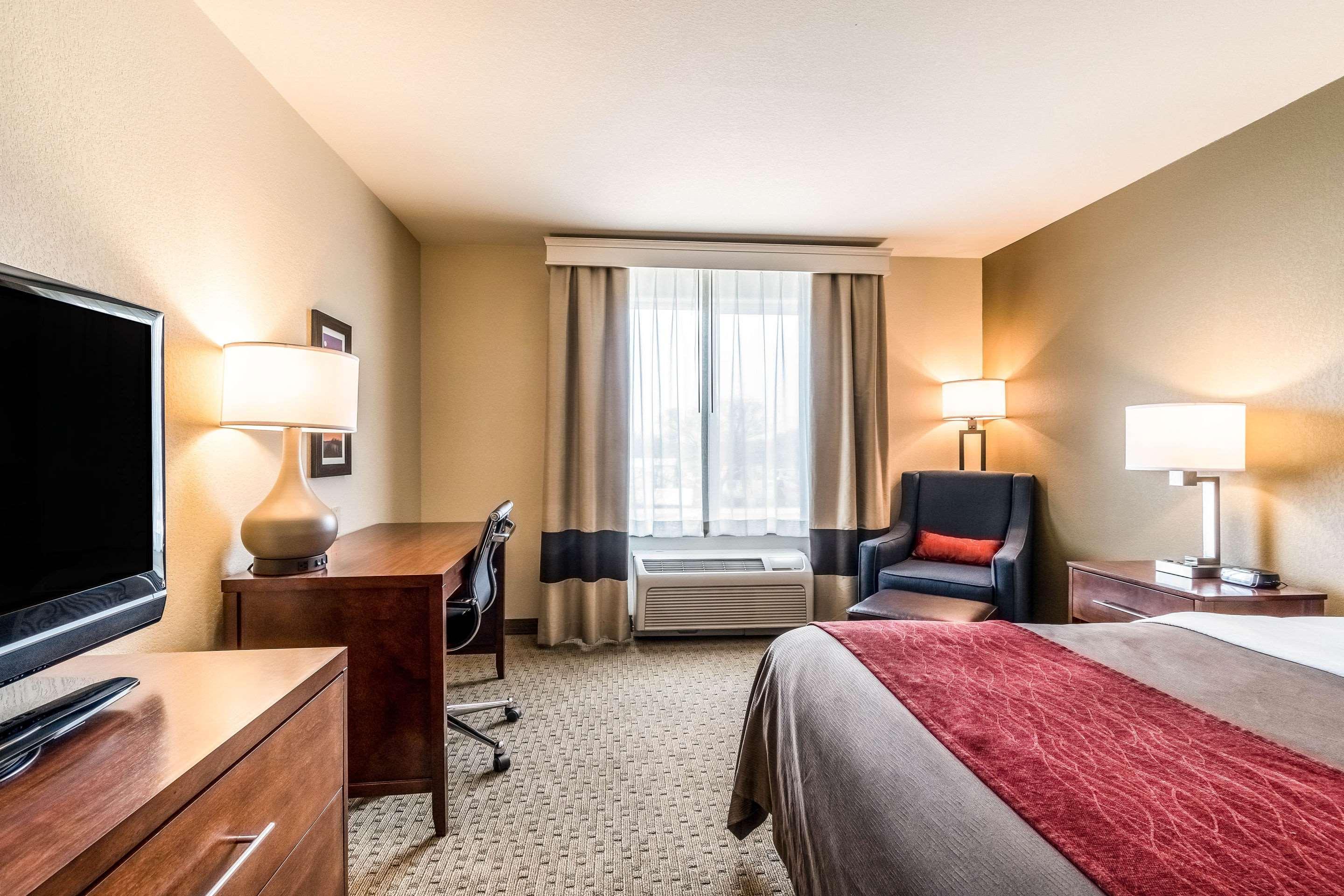 Comfort Inn & Suites Райфъл Екстериор снимка
