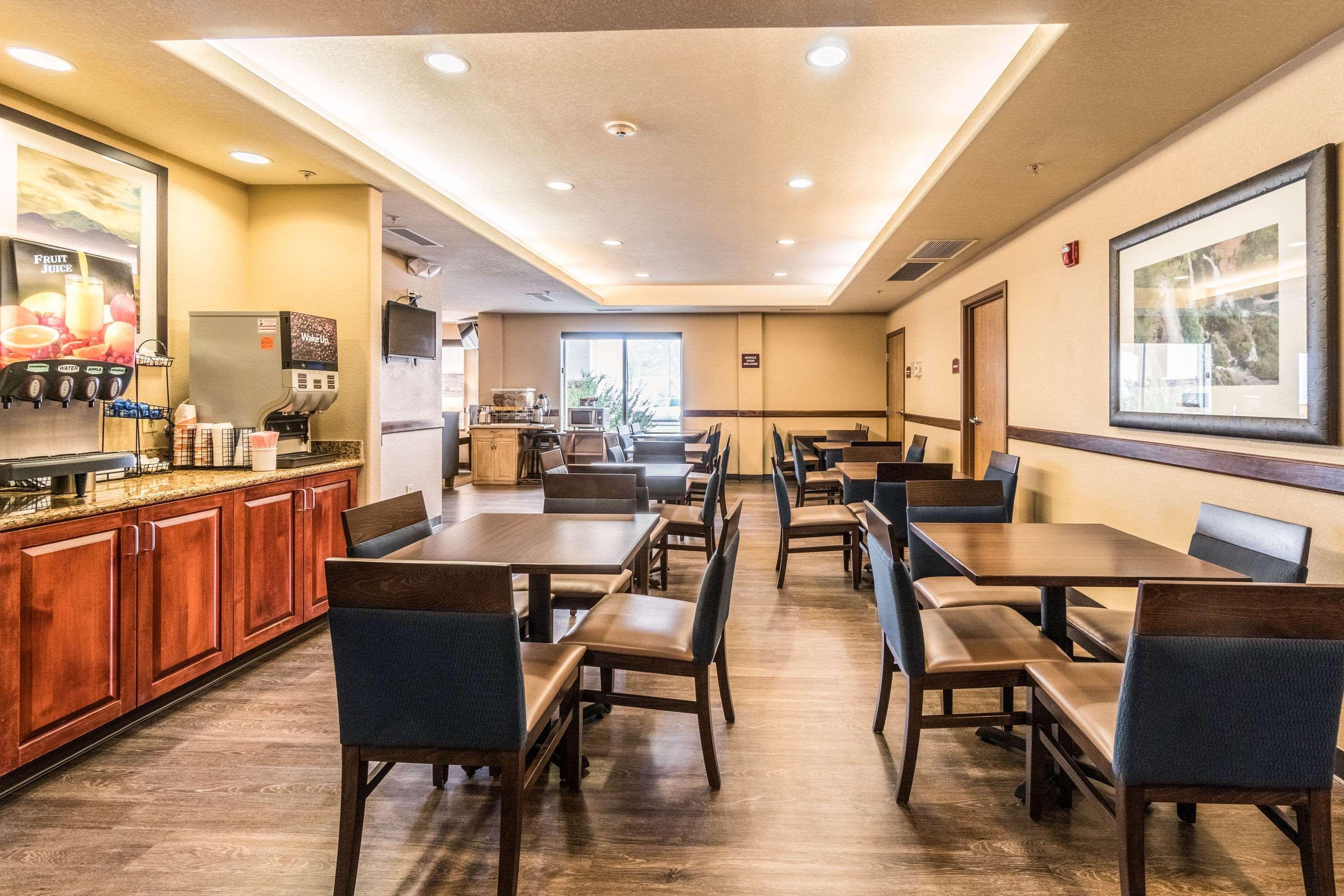 Comfort Inn & Suites Райфъл Екстериор снимка