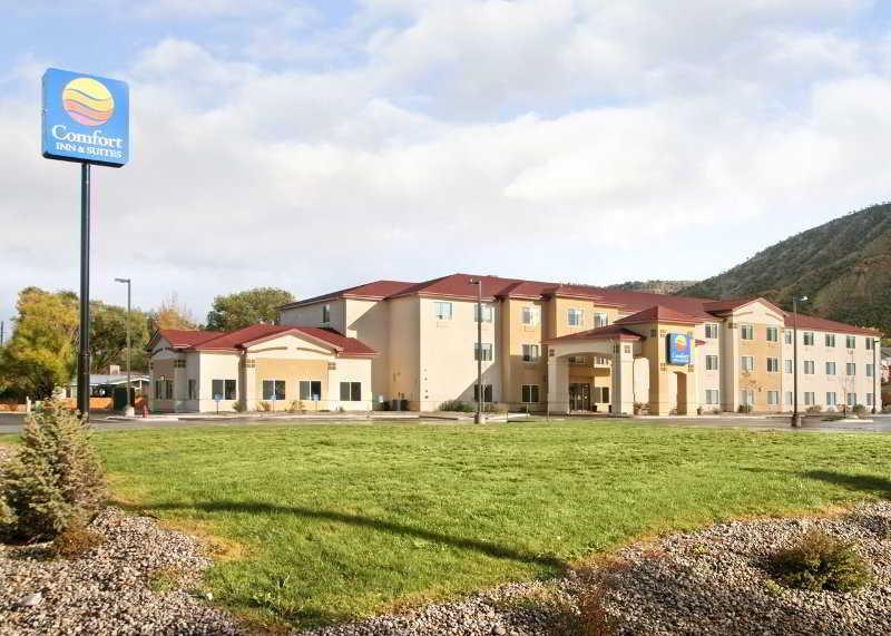 Comfort Inn & Suites Райфъл Екстериор снимка